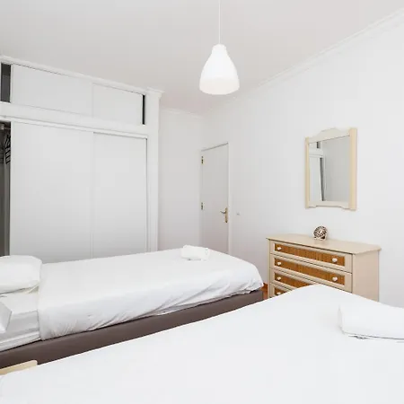 Lili Βίλα Αλμπουφέιρα